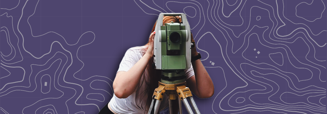 geodetka podczas pomiaru